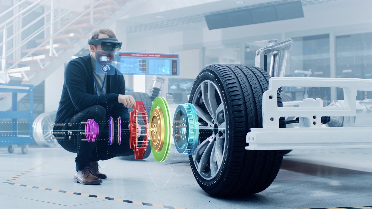 詳情圖-汽車工程師在電動(dòng)汽車底盤平臺(tái)上工作，使用增強(qiáng)現(xiàn)實(shí)耳機(jī)和3D視覺特效軟件開發(fā)概念運(yùn)輸車再生制動(dòng)系統(tǒng)。