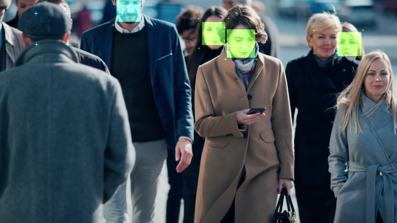 详情图-一群用科技跟踪的商人在繁忙的城市街道上行走。CCTV,AI人脸识别大数据分析界面扫描，显示动画信息。