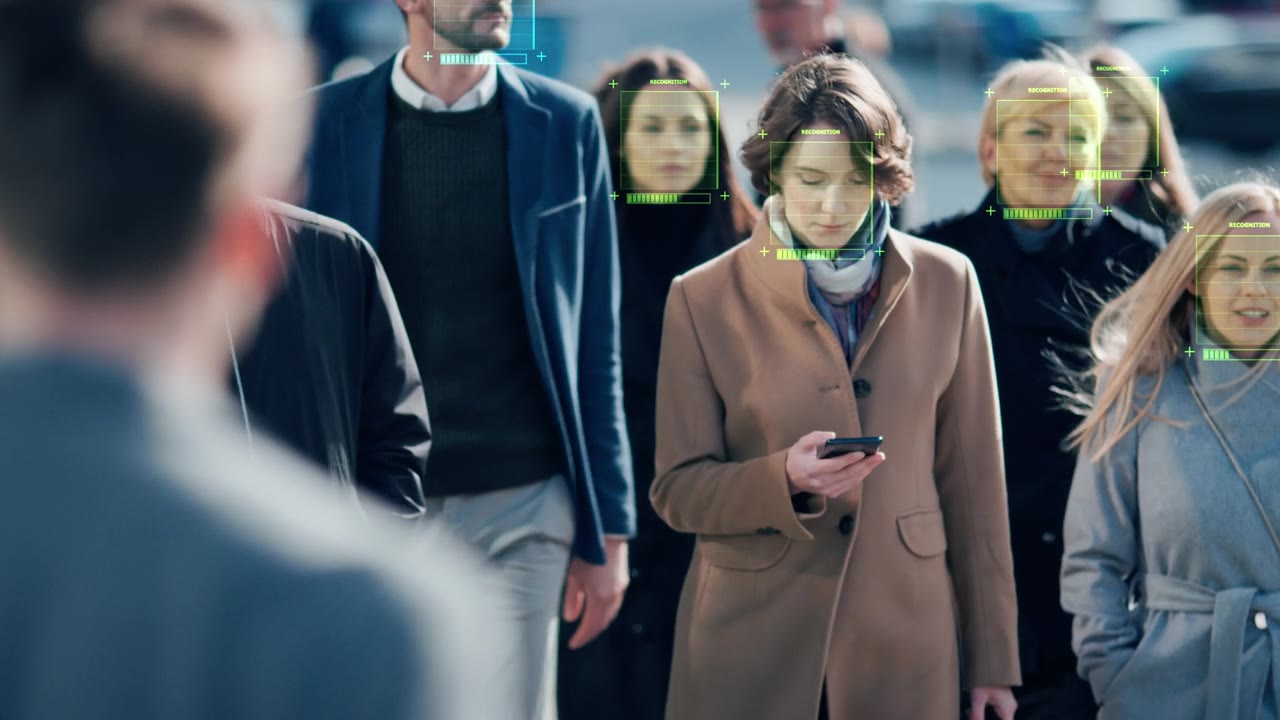 详情图-一群用科技跟踪的商人在繁忙的城市街道上行走。CCTV,AI人脸识别大数据分析界面扫描，显示动画信息。
