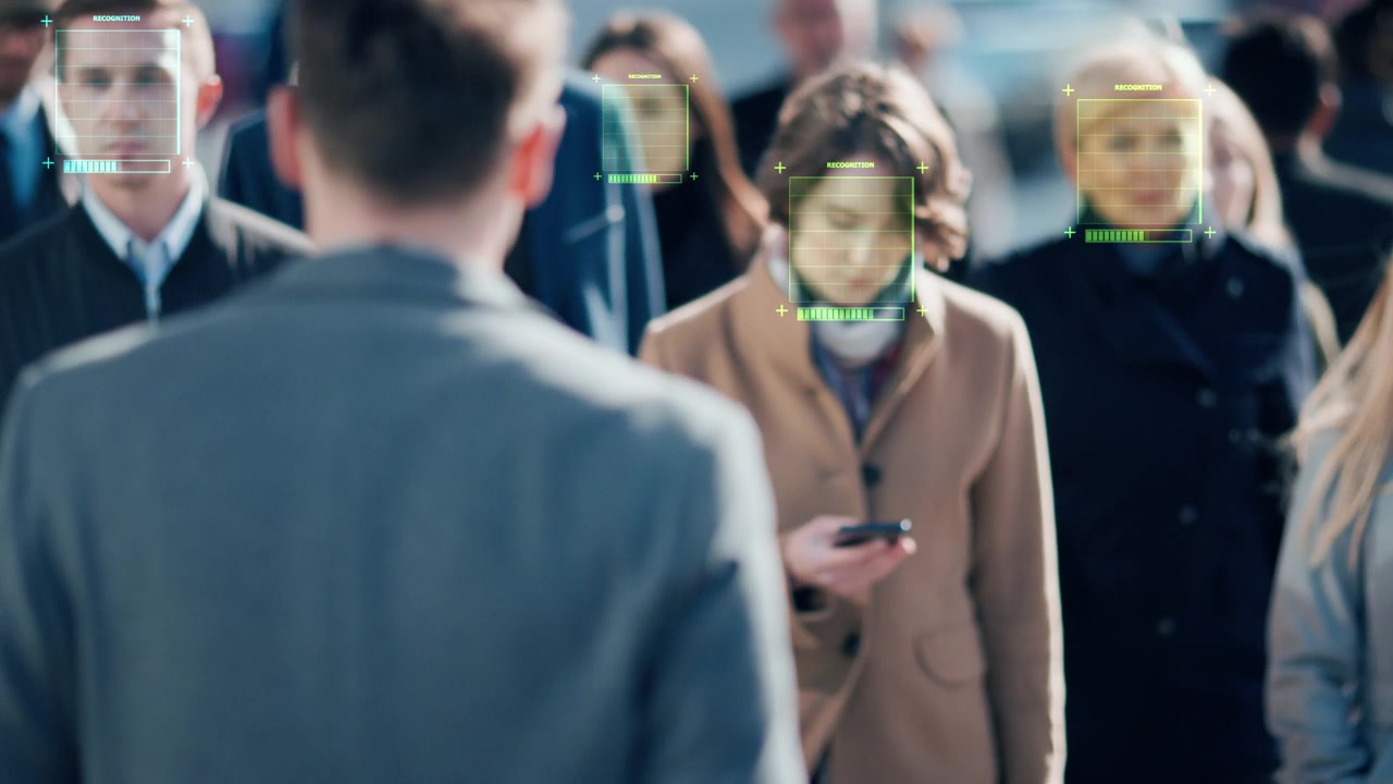详情图-一群用科技跟踪的商人在繁忙的城市街道上行走。CCTV,AI人脸识别大数据分析界面扫描，显示动画信息。