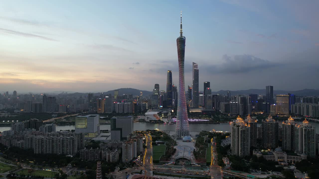中国广州的广州塔的倾斜视图