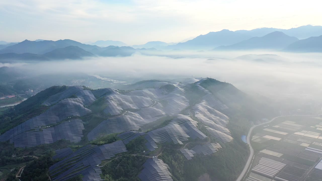 詳情圖-從山頂?shù)某快F中鳥瞰壯麗的太陽能發(fā)電站