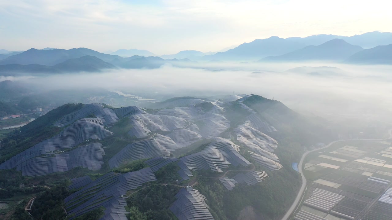 詳情圖-從山頂?shù)某快F中鳥瞰壯麗的太陽能發(fā)電站