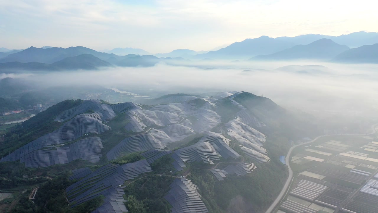 詳情圖-從山頂?shù)某快F中鳥瞰壯麗的太陽能發(fā)電站