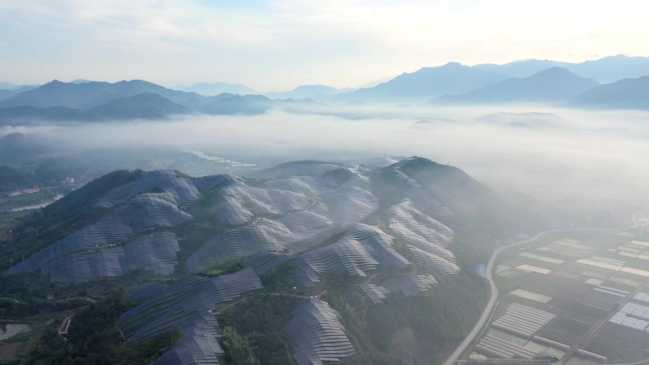 詳情圖-從山頂?shù)某快F中鳥瞰壯麗的太陽能發(fā)電站