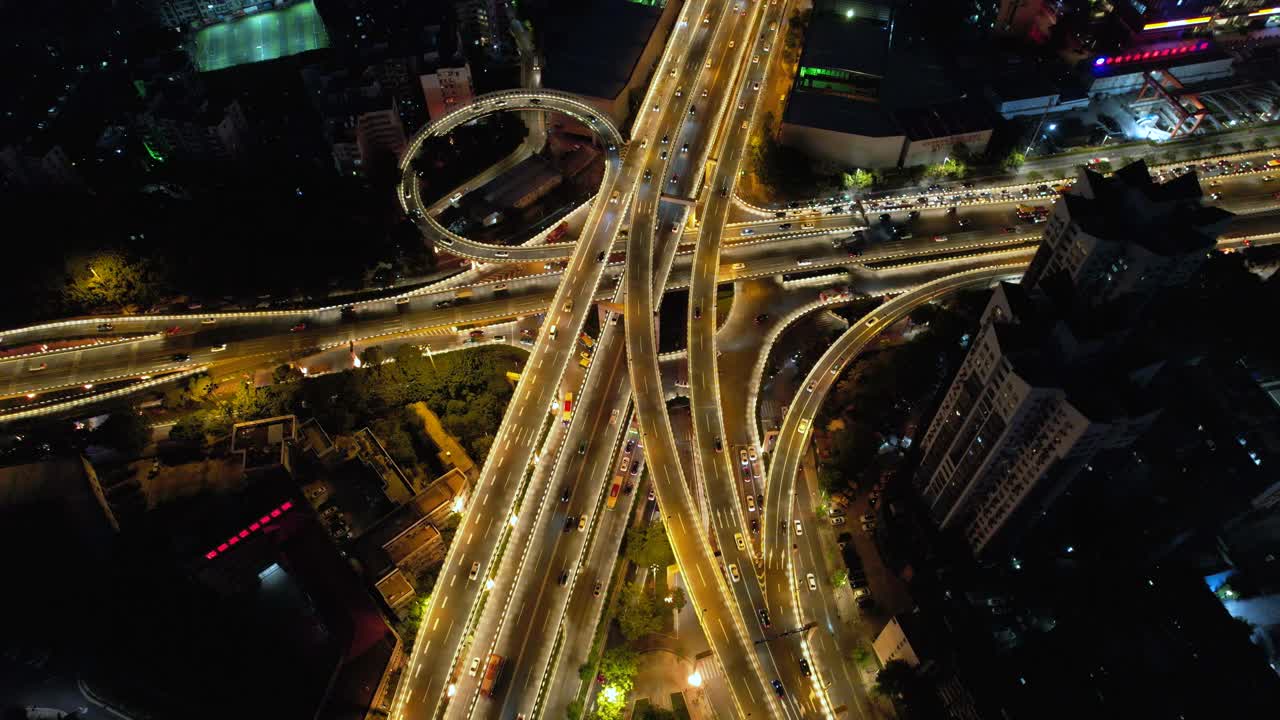 城市立交桥夜间鸟瞰图