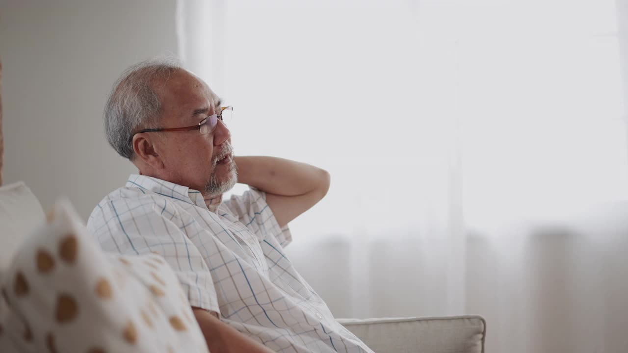 家中肩痛的老人
