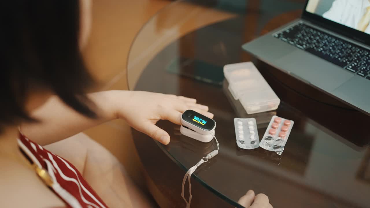 在COVID-19大流行期间，妇女用脉搏血氧仪测量血氧水平和脉搏