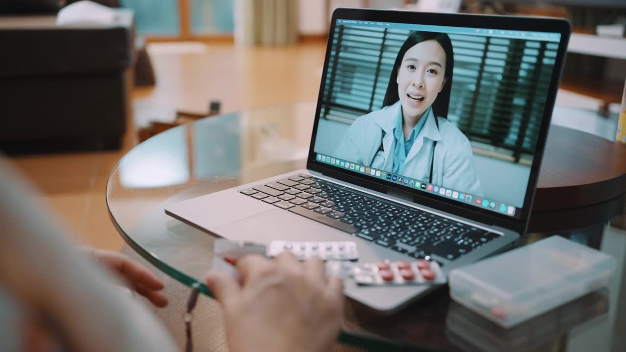 详情图-老年女性在COVID-19大流行期间在家中使用脉搏血氧仪测量血氧水平和脉搏