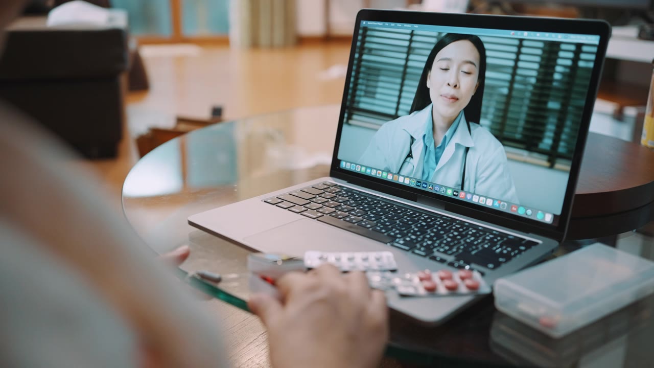 详情图-老年女性在COVID-19大流行期间在家中使用脉搏血氧仪测量血氧水平和脉搏