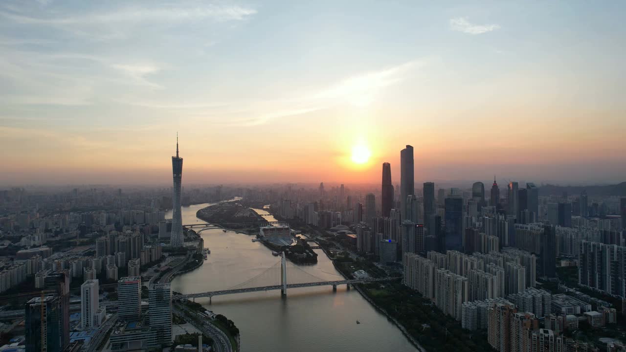 在日落时斜视城市天际线
