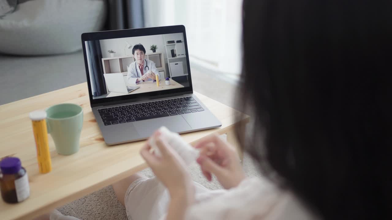 孕妇视频呼叫医生。