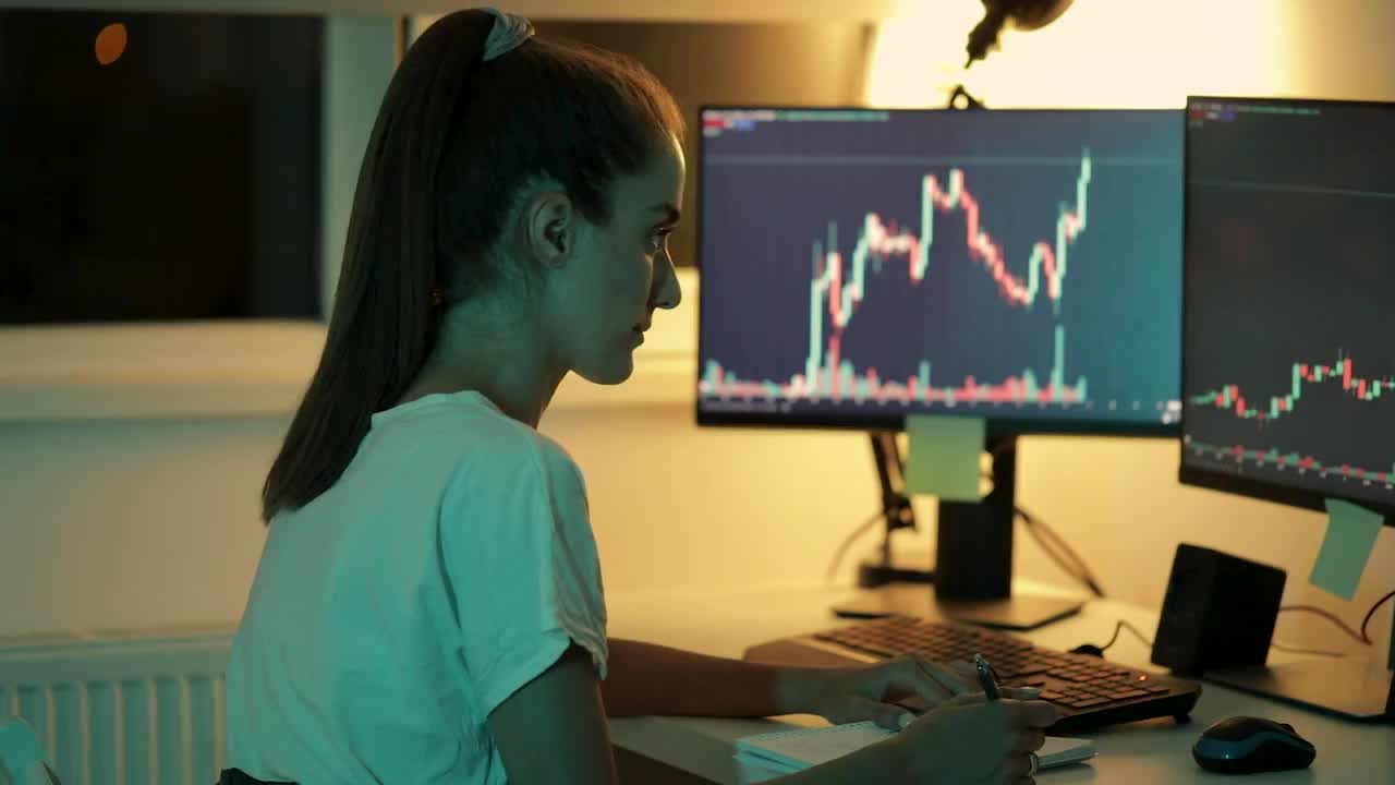 年轻的金融专家深夜在家分析金融图表。