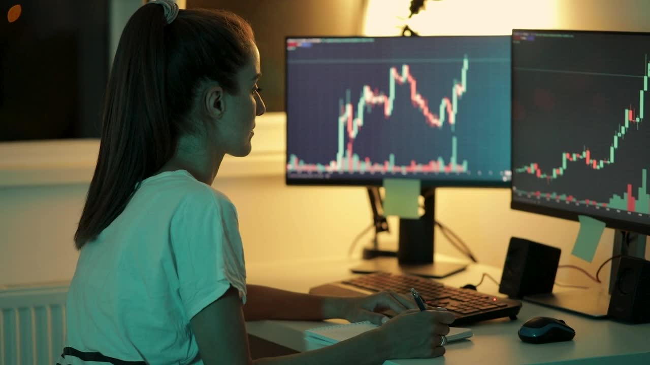 詳情圖-年輕的金融專家深夜在家分析金融圖表。