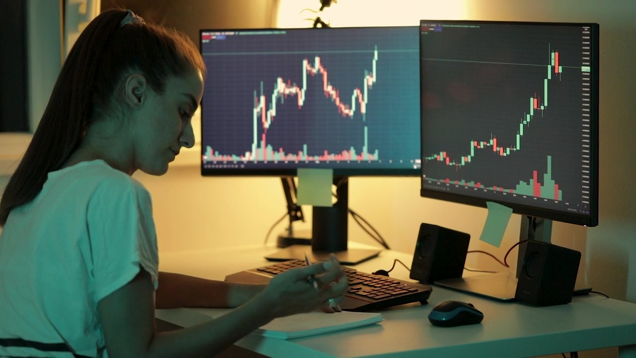 詳情圖-年輕的金融專家深夜在家分析金融圖表。