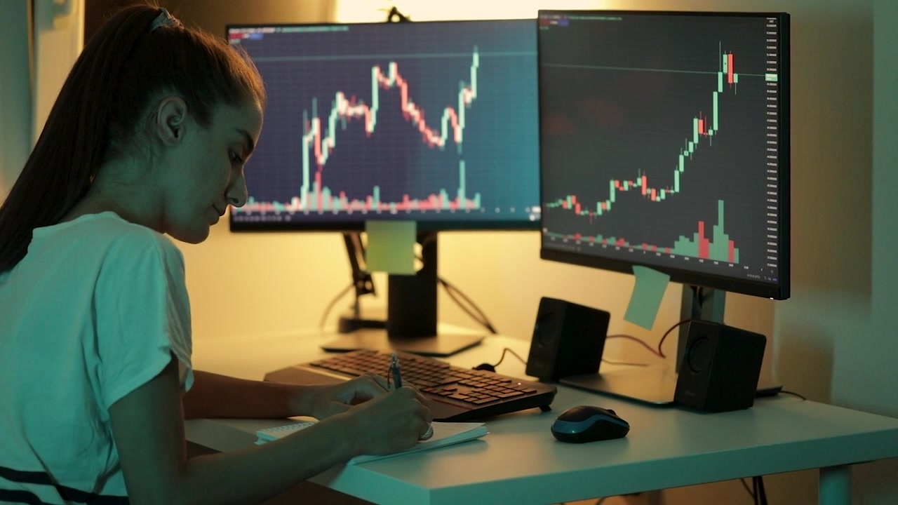 詳情圖-年輕的金融專家深夜在家分析金融圖表。