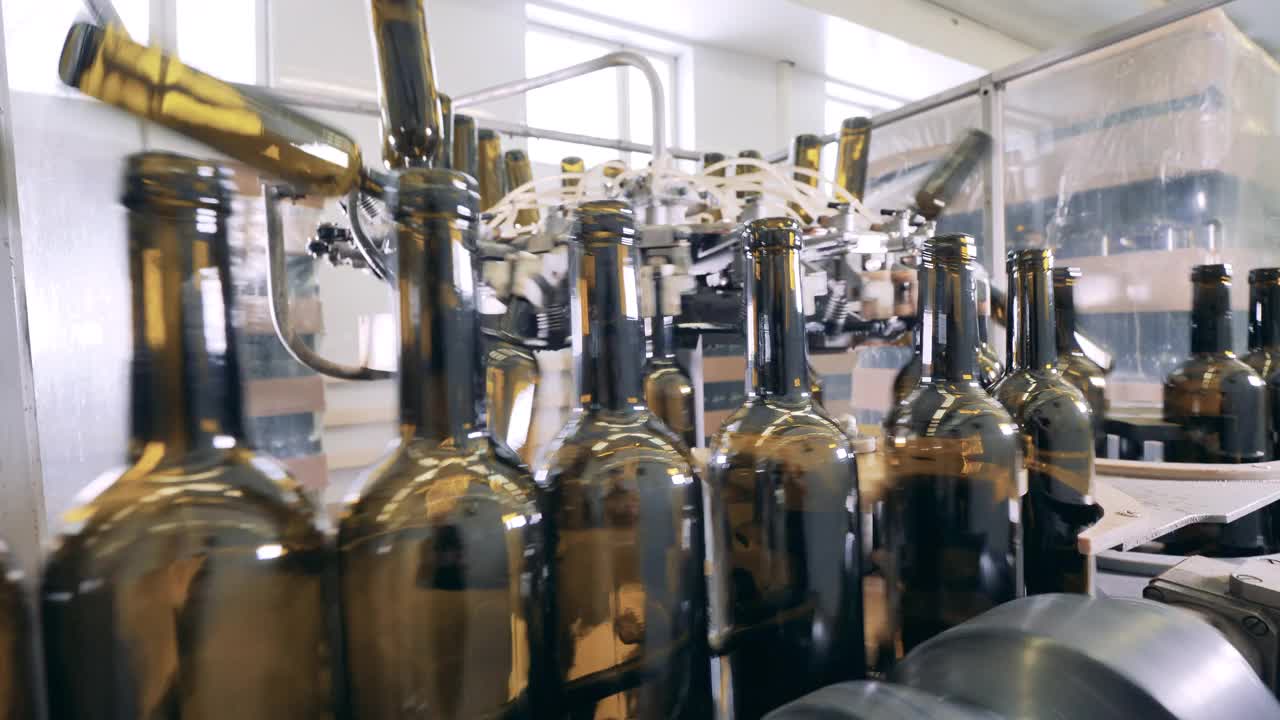 空酒瓶沿着传送带移动