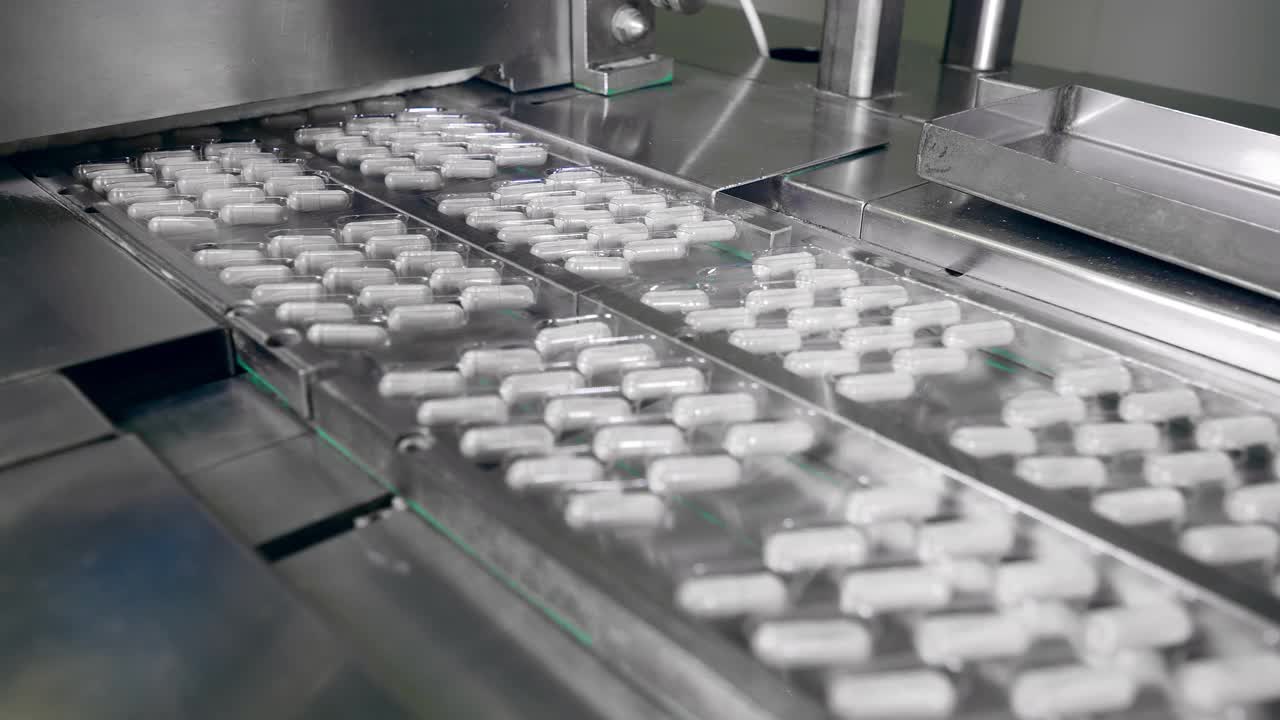 一批又一批的胶囊药正被传送带重新运送