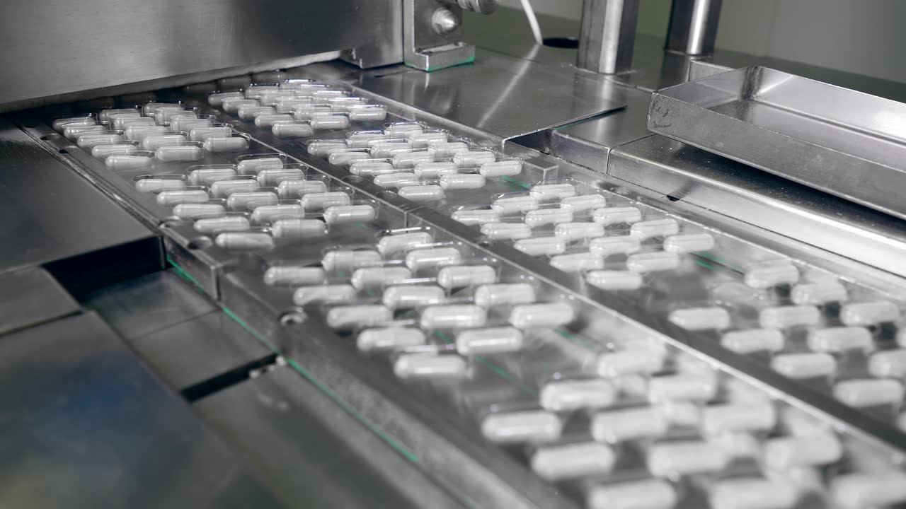 详情图-一批又一批的胶囊药正被传送带重新运送