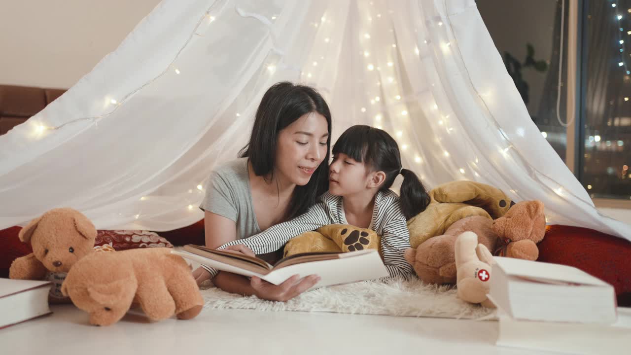 妈妈和女儿讲着最喜欢的故事。