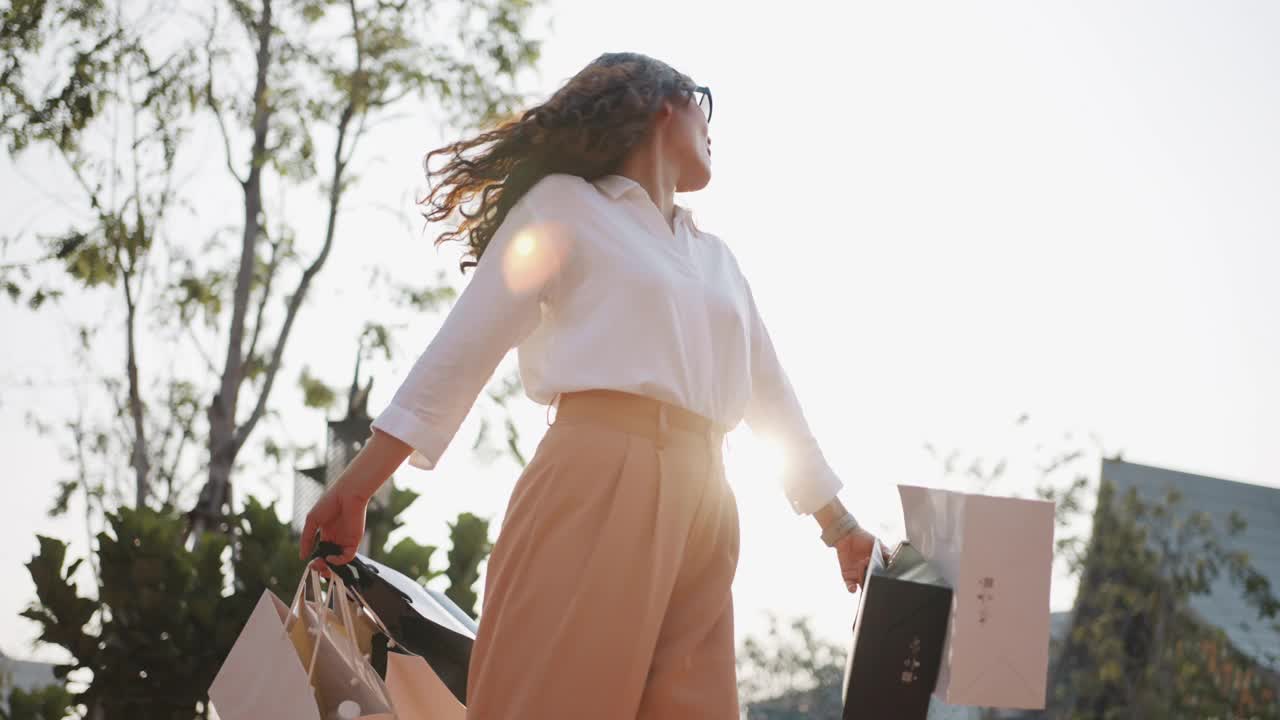 快乐的女人购物与购物袋