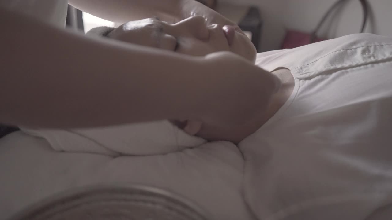 做面部按摩和SPA的女人