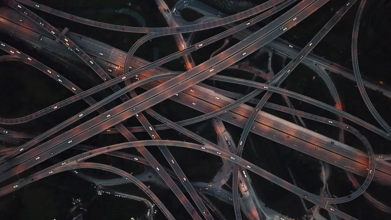 高架桥鸟瞰图和繁忙的交通在黄昏