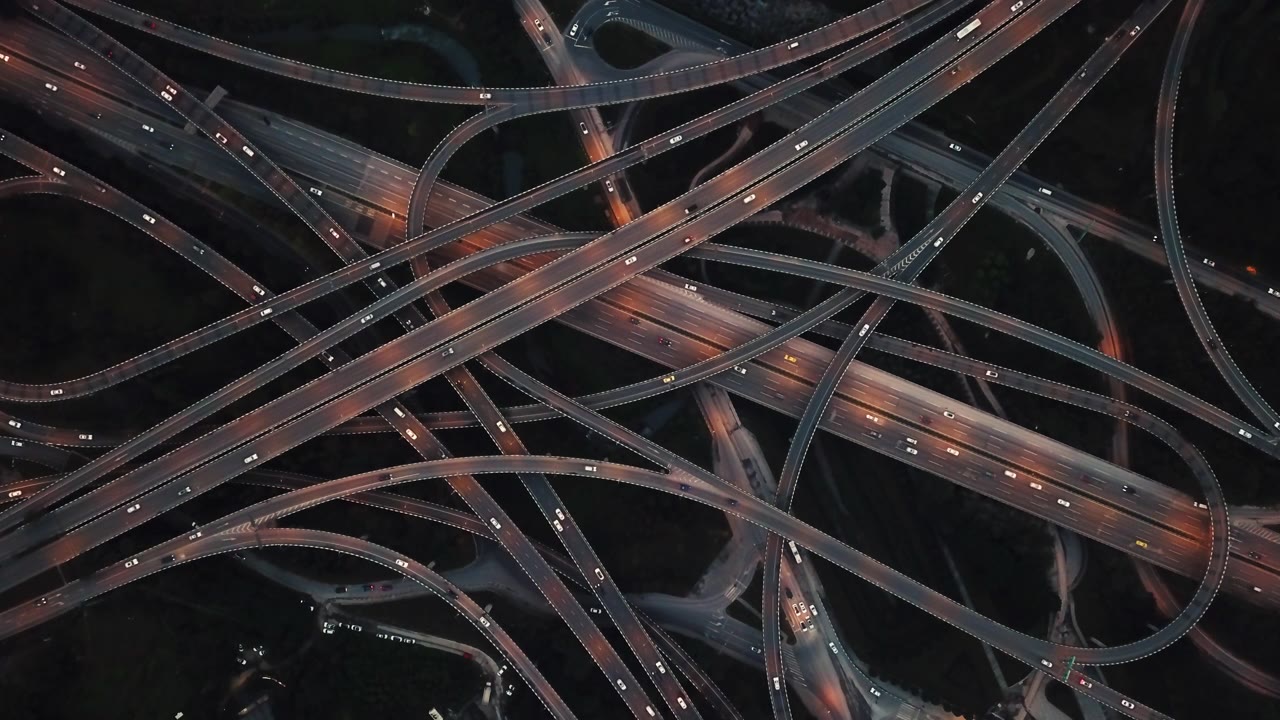 詳情圖-高架橋鳥瞰圖和繁忙的交通在黃昏