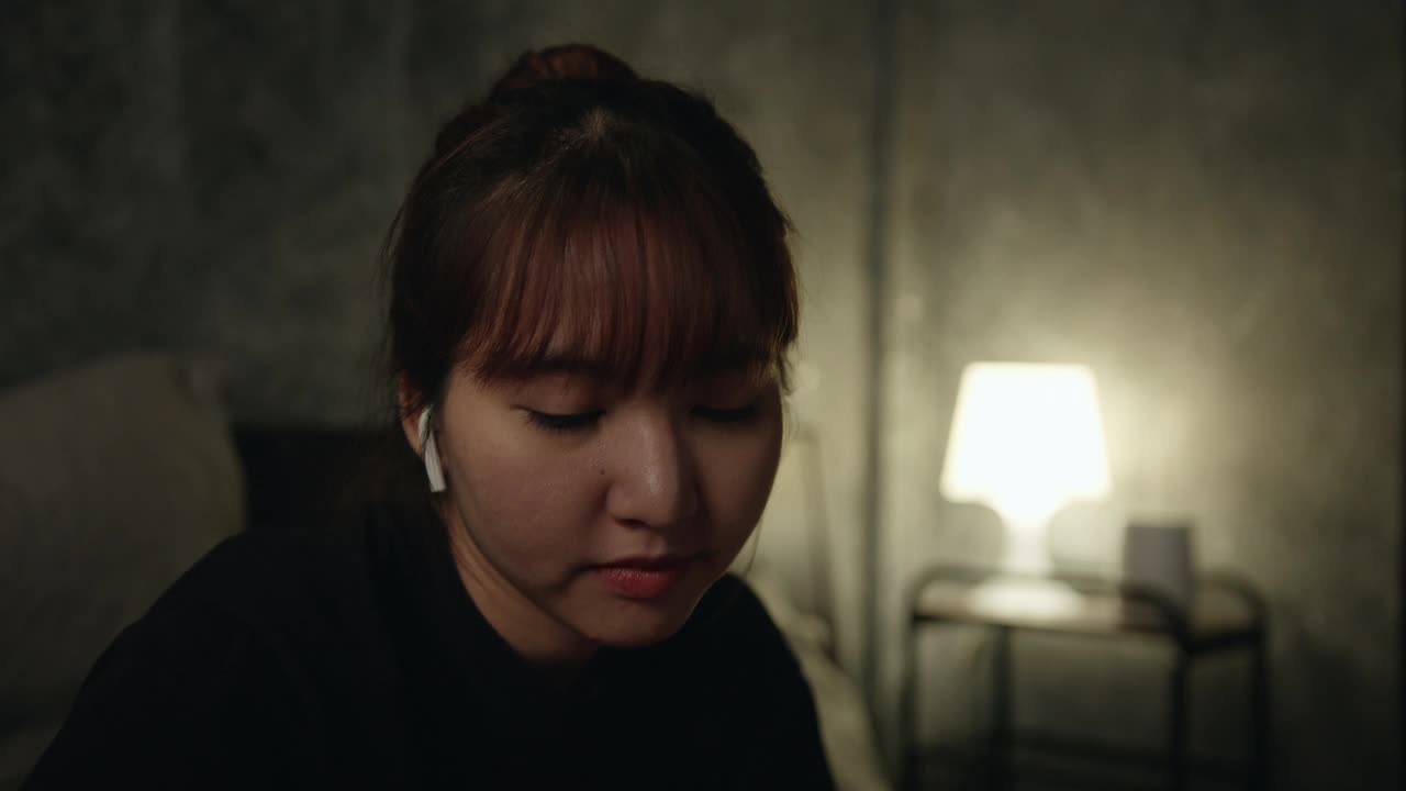 劳累的女人工作到深夜脖子疼腰疼