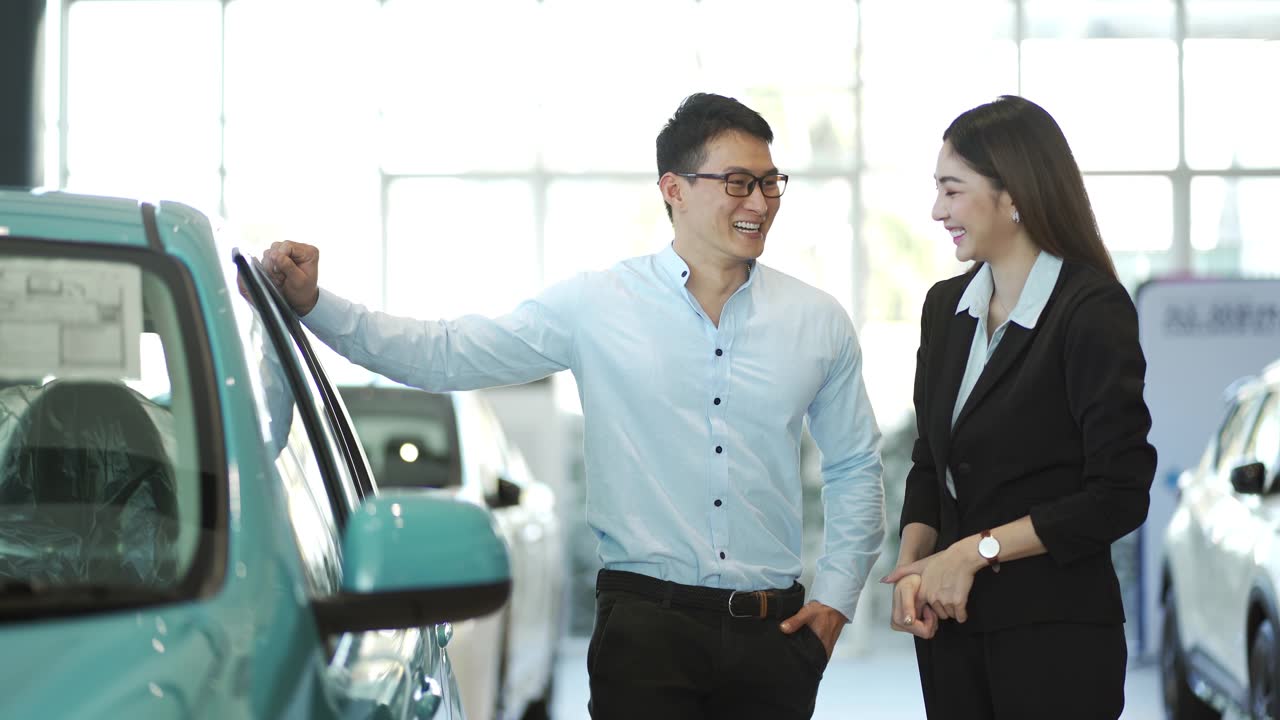 詳情圖-女銷售員賣新車給年輕的商人