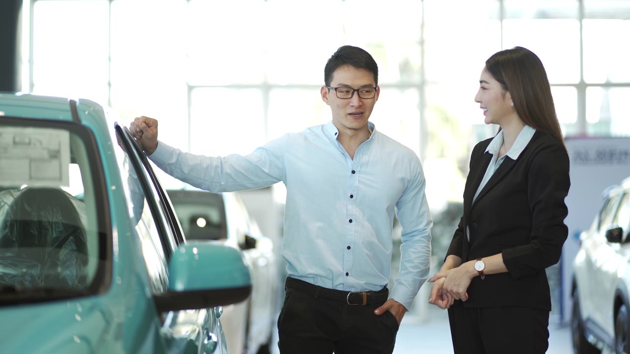 詳情圖-女銷售員賣新車給年輕的商人