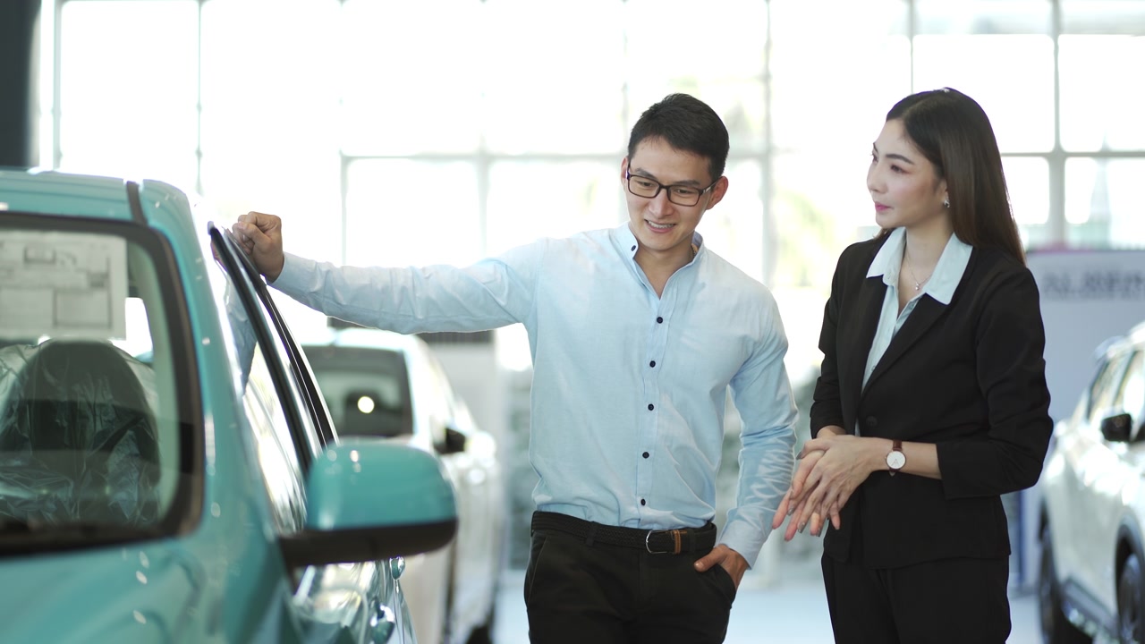 詳情圖-女銷售員賣新車給年輕的商人