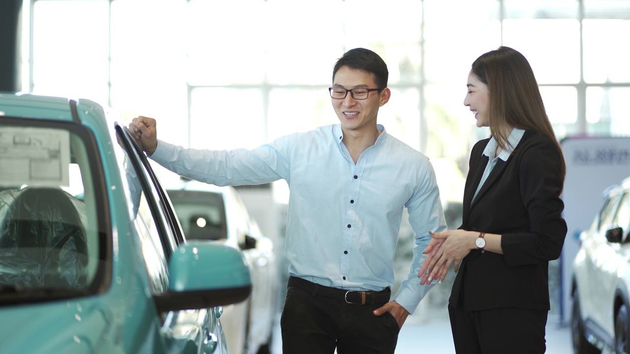 詳情圖-女銷售員賣新車給年輕的商人