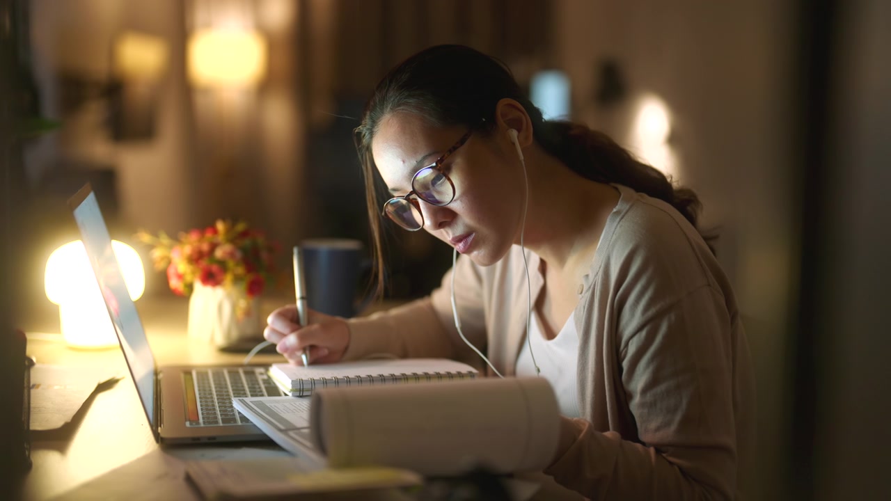 詳情圖-亞洲女性晚上在家使用筆記本電腦的研究
