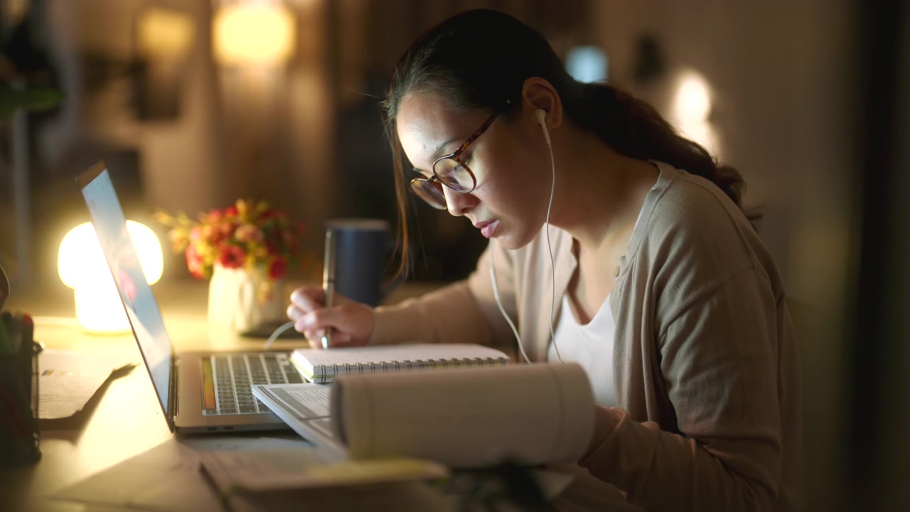 詳情圖-亞洲女性晚上在家使用筆記本電腦的研究