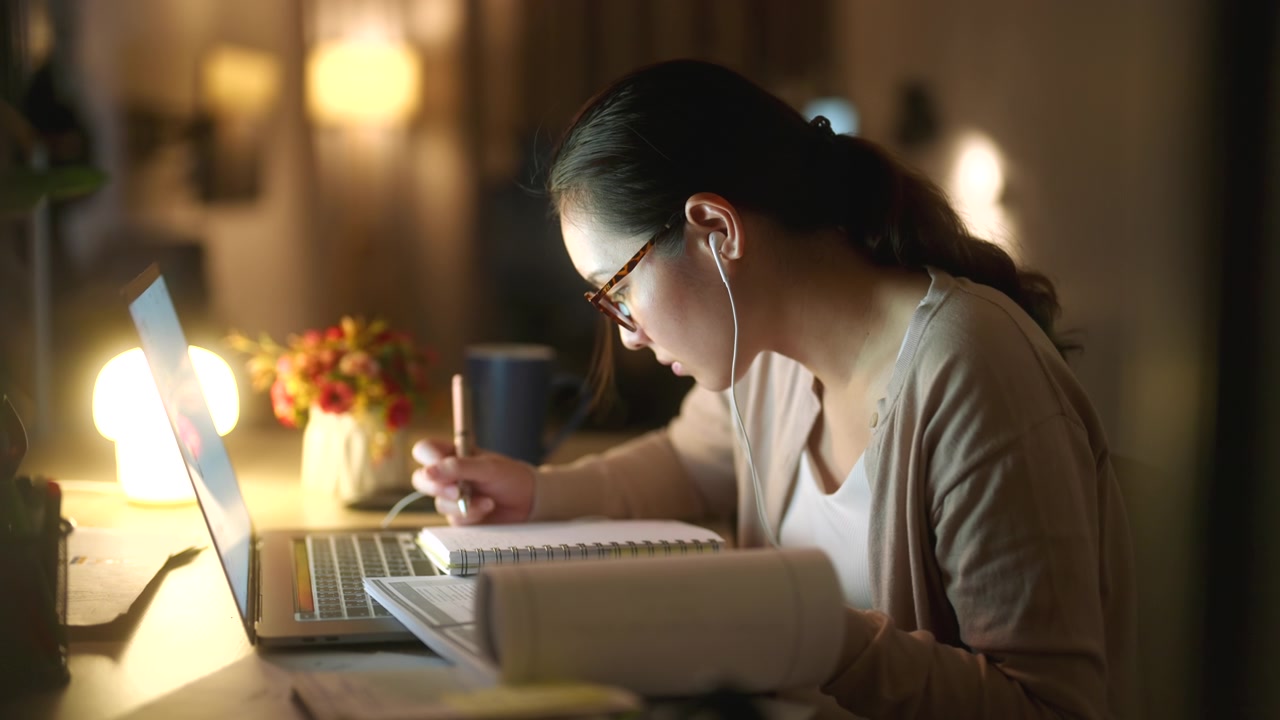 詳情圖-亞洲女性晚上在家使用筆記本電腦的研究