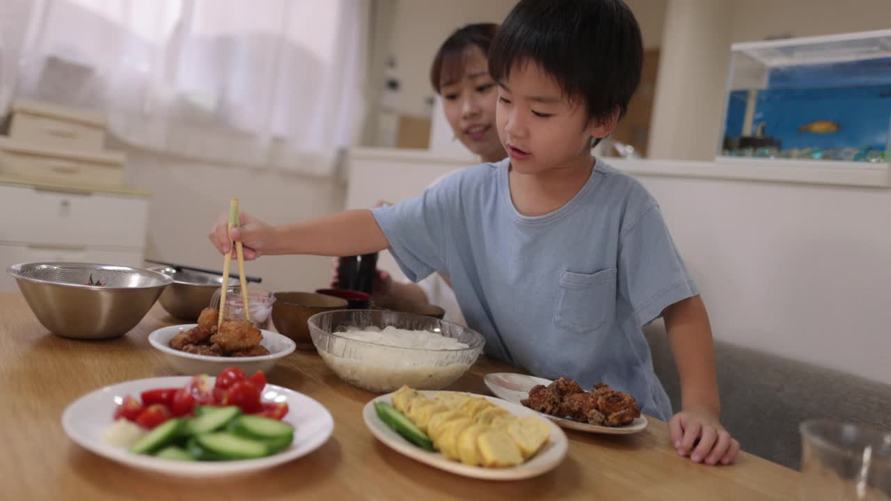 母亲和儿子在家里吃午饭