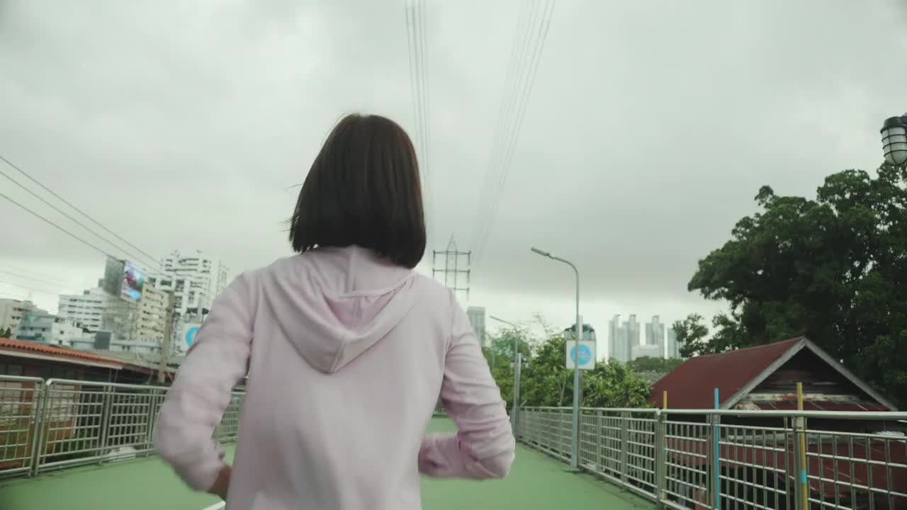 亚洲女人跑。人们早上慢跑锻炼