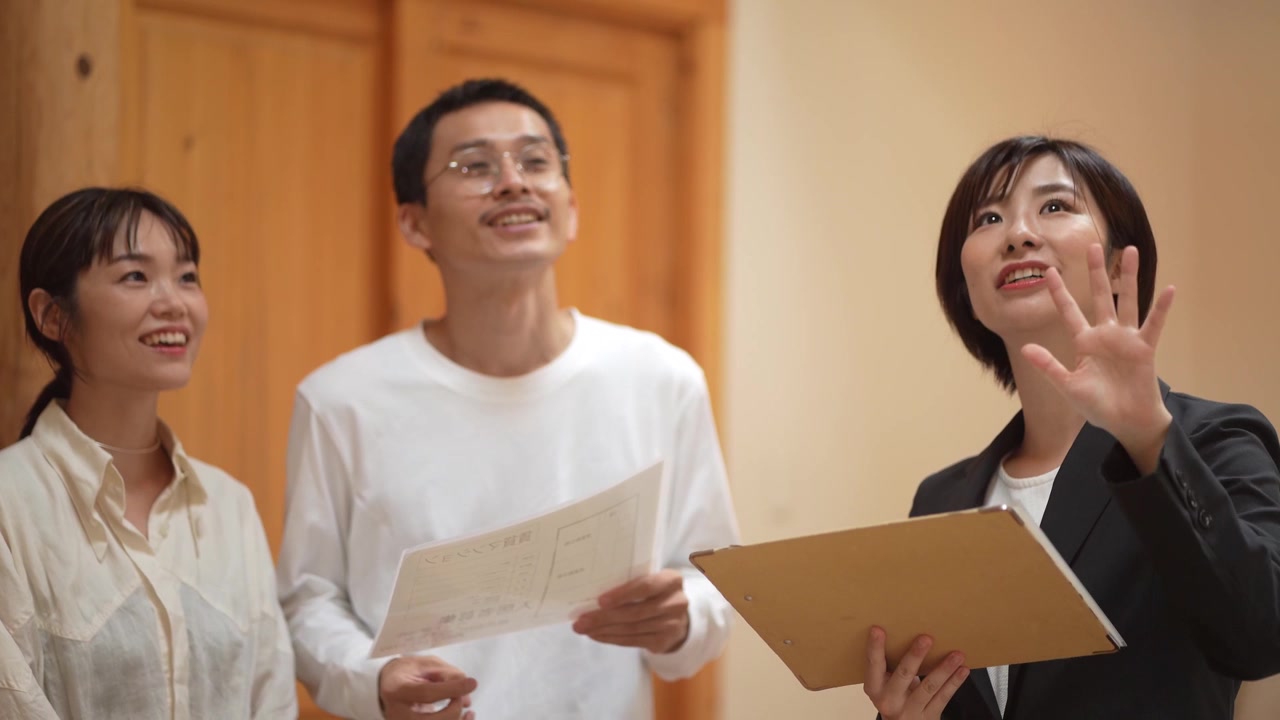 詳情圖-負(fù)責(zé)物業(yè)管理的女員工