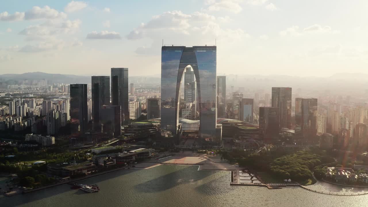 中國(guó)蘇州金雞湖旁的CBD建筑。