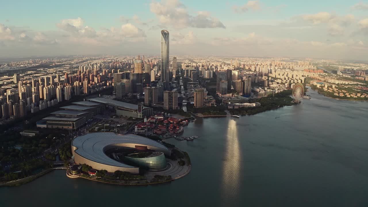 中國蘇州金雞湖旁的CBD建筑。