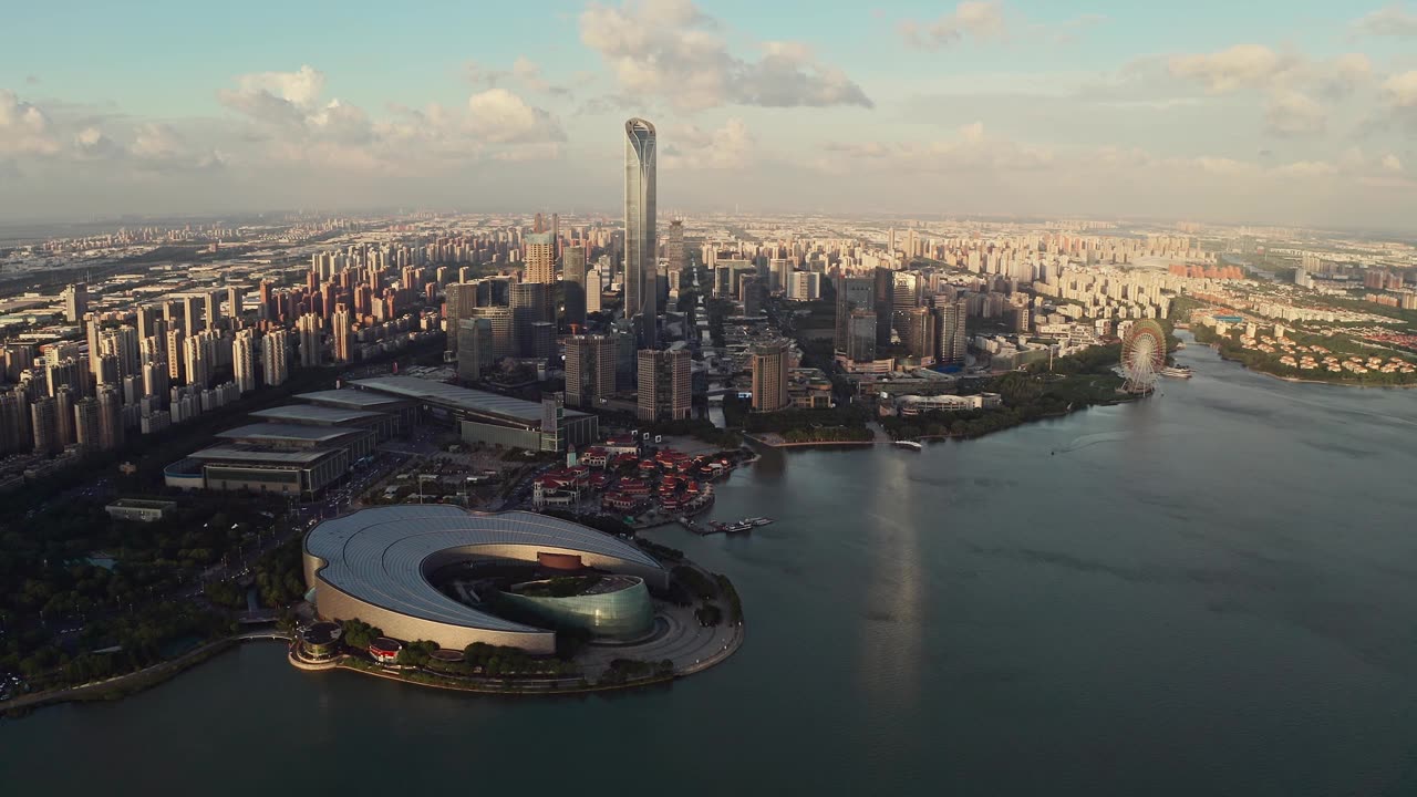 詳情圖-中國(guó)蘇州金雞湖旁的CBD建筑。