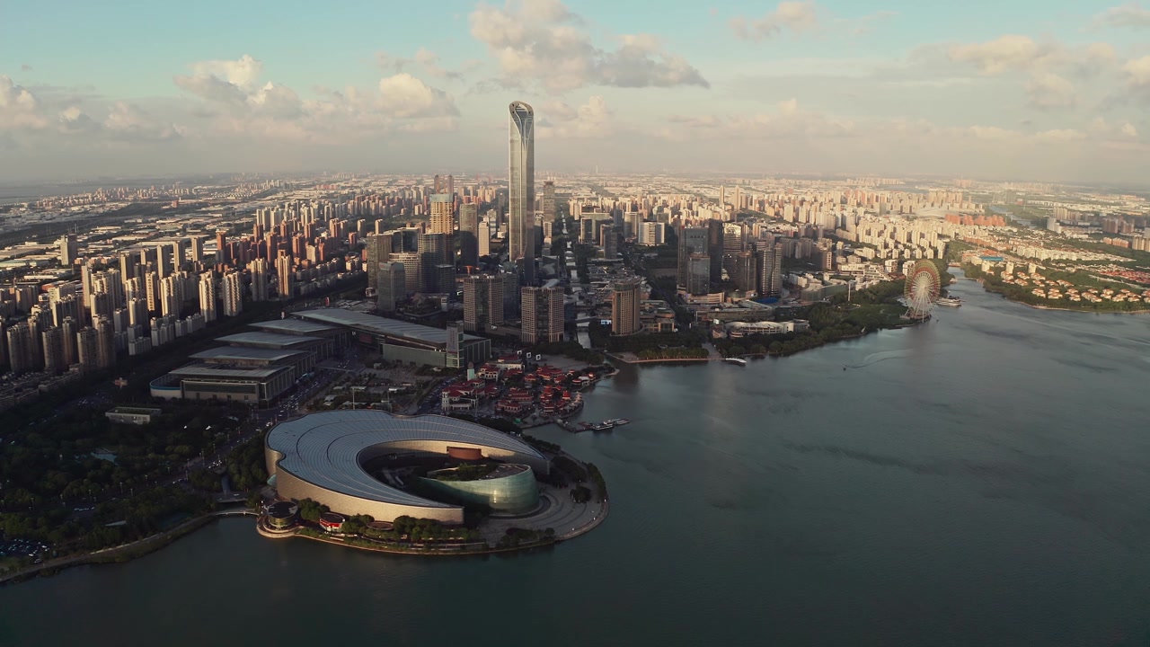 詳情圖-中國(guó)蘇州金雞湖旁的CBD建筑。