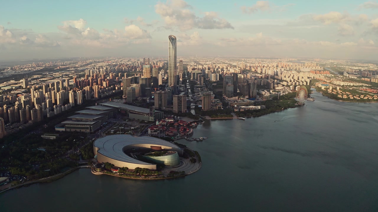 詳情圖-中國(guó)蘇州金雞湖旁的CBD建筑。
