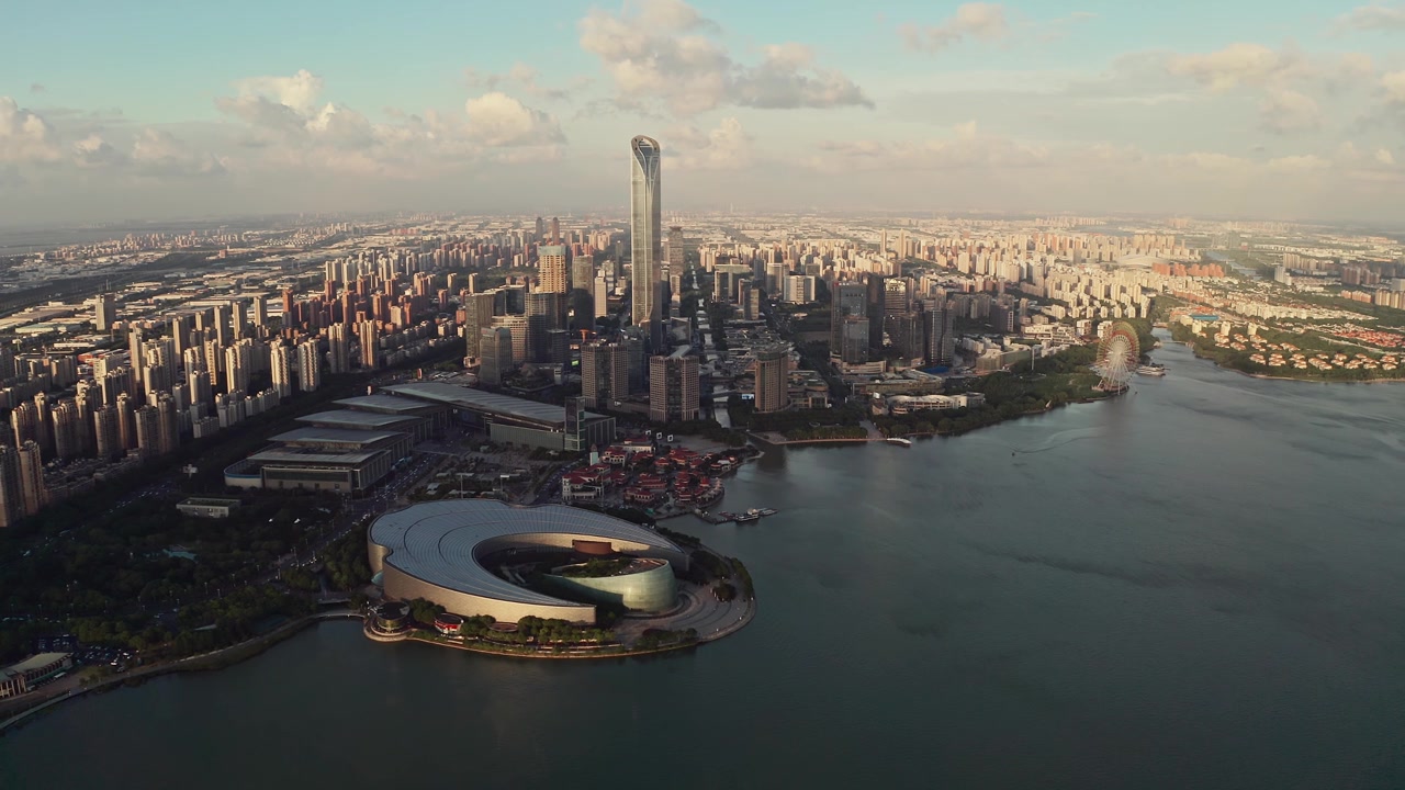 詳情圖-中國(guó)蘇州金雞湖旁的CBD建筑。