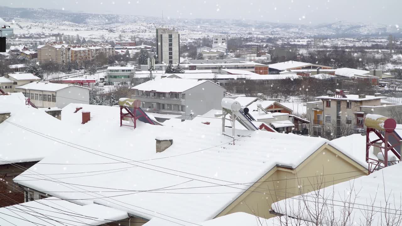 屋顶上覆盖着一层雪，在冬天的小雪天气里，圣诞节和冬天的概念