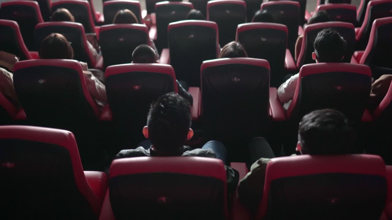 详情图-后视组亚洲观众在电影院观看3D电影，戴上3D眼镜欣赏演出