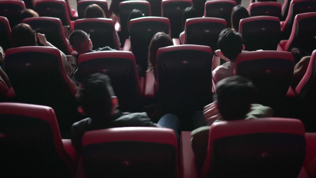 详情图-后视组亚洲观众在电影院观看3D电影，戴上3D眼镜欣赏演出