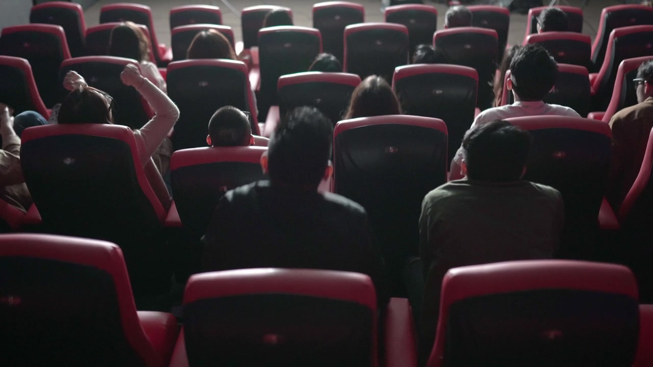 详情图-后视组亚洲观众在电影院观看3D电影，戴上3D眼镜欣赏演出
