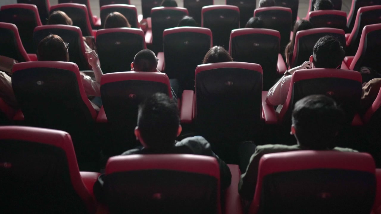 详情图-后视组亚洲观众在电影院观看3D电影，戴上3D眼镜欣赏演出